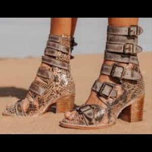 NWT sold out! Freebird bond sandle with pink/snake 💞